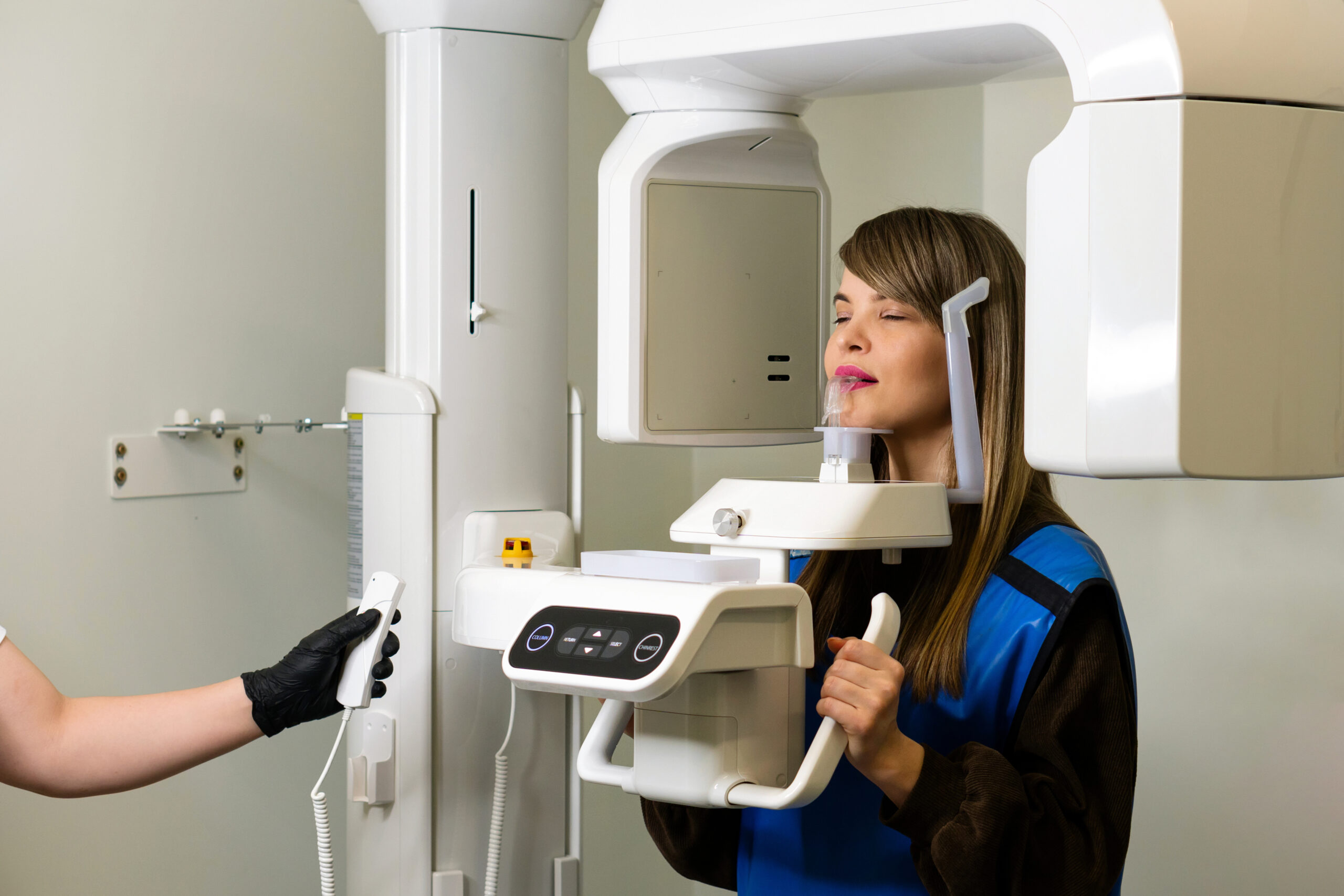 Cone Beam CT Scan of Jaw – Rose Dental X-ray technician performing a cone beam CT scan of a patient's jaw at Rose Dental in Tucker, GA